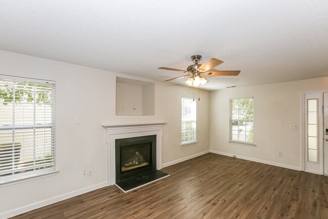 Building Photo - 15476 Stone Hollow Dr