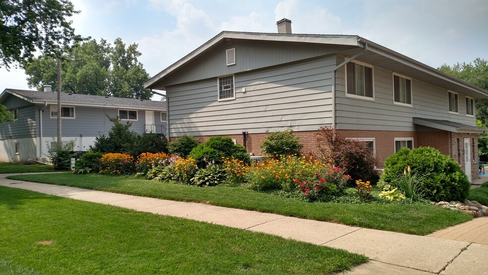 Beautifully landscaped property - 1319 Argo Ln
