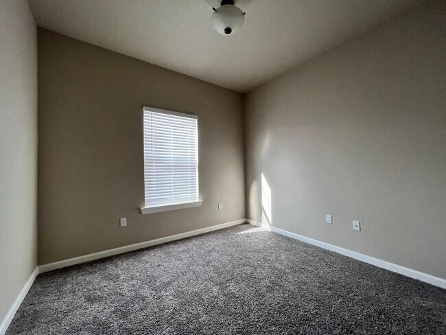 Building Photo - Upper Valley 3 Bedroom 2.5 Bath Townhome