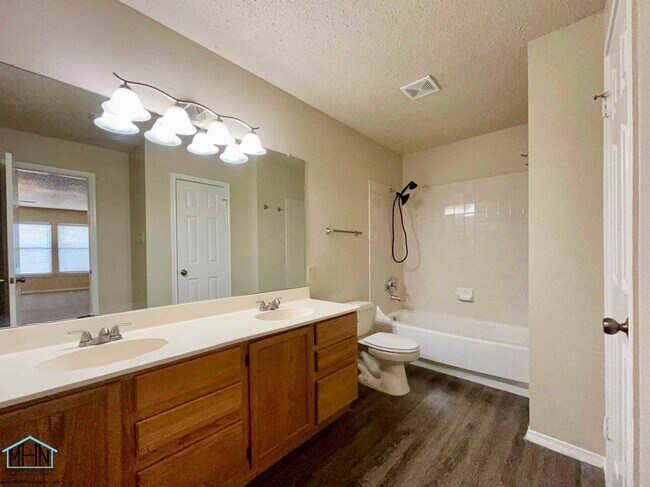 Building Photo - 8143 Chestnut Manor Dr