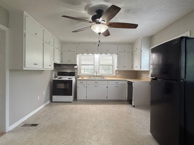 Building Photo - 3 Bedroom 2 Bathroom Home in Greeneville, TN