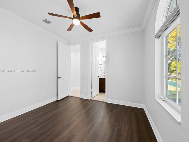 Building Photo - 827 SE 2nd Ct