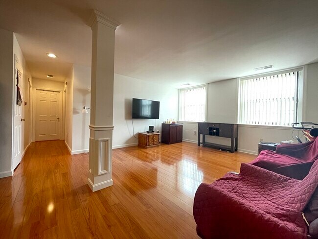 Building Photo - 10 Weston Ave