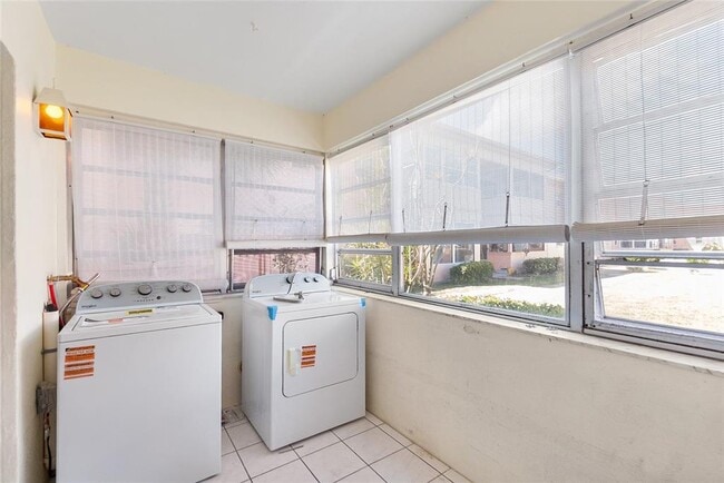 Building Photo - 1153 Rue des Rois