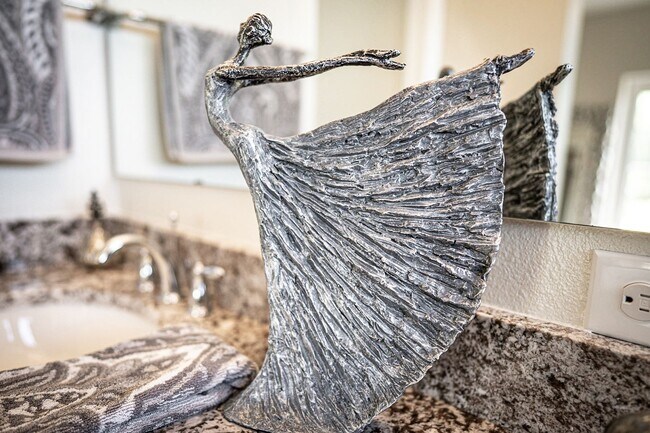 Building Photo - 3/2.5 Beautiful Model Townhome with Screened Courtyard & 2 Car Garage