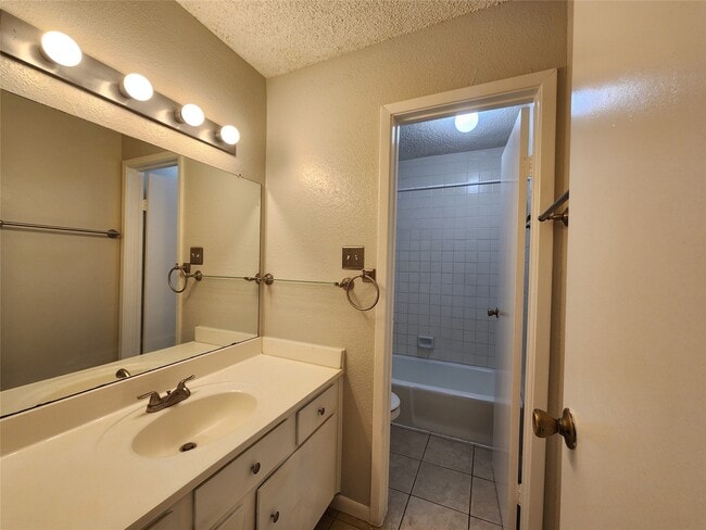 Building Photo - 17742 Kings Park Ln