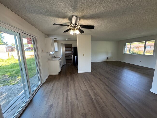Building Photo - 3 Bedroom House in Waldport!