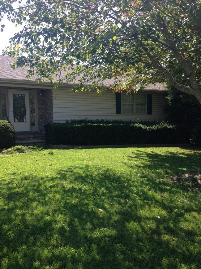 Building Photo - Immaculate three bedroom home in Ashland.