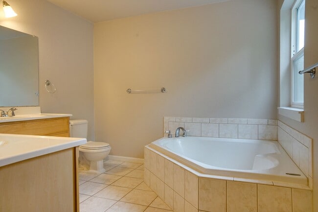 Building Photo - Ravensdale 3 Story, close to Lake Retreat,...