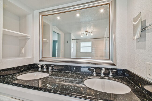 Building Photo - Riverside Heights Historic Bungalow!