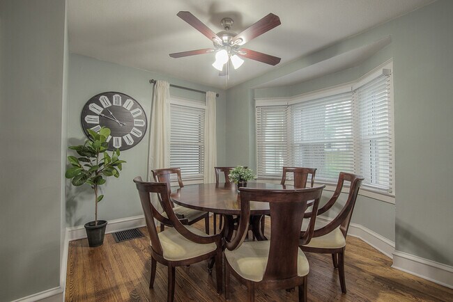 Building Photo - 1145 W 41st Terrace