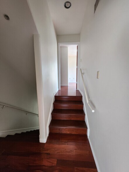 Building Photo - 10389 Almayo Ave