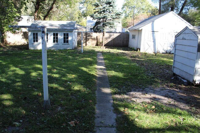 Building Photo - 526 E 11th St