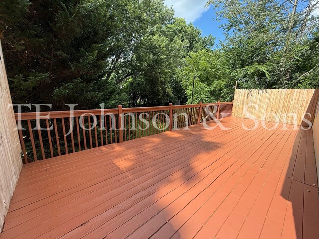 Building Photo - Charming 3-Bedroom Home with Screened Porc...
