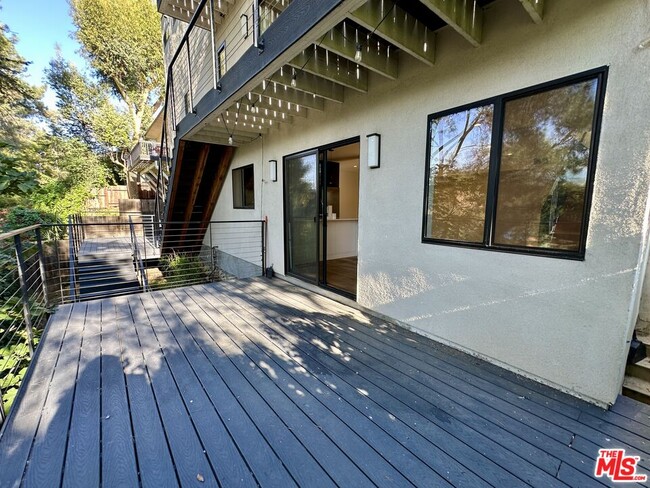 Building Photo - 833 Maltman Ave