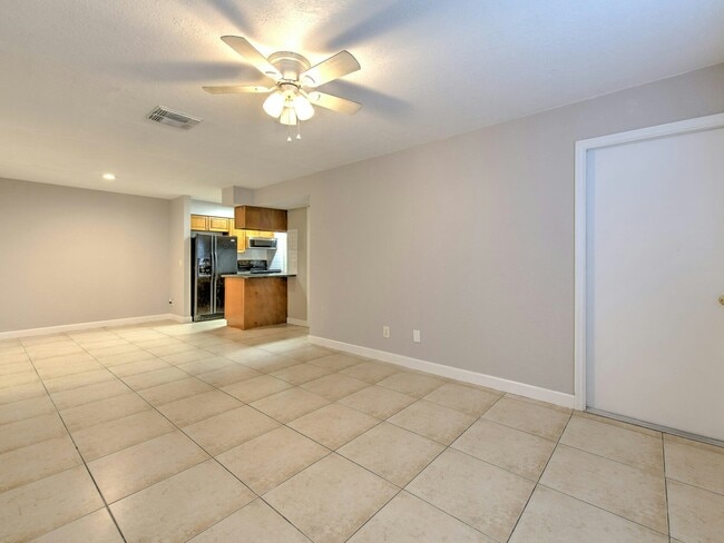 Building Photo - 526 Golden Raintree Pl