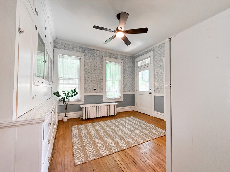 Building Photo - 1616 W Barker Ave