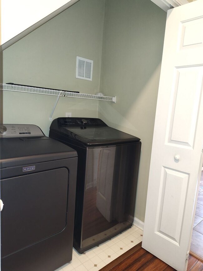 Building Photo - Stunning Corner Lot home located within a cul-de-sac in the Mitchell Glen Community!