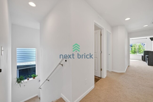 Building Photo - Spacious 4-Bed & 2.5 Bath Single Family Ho...