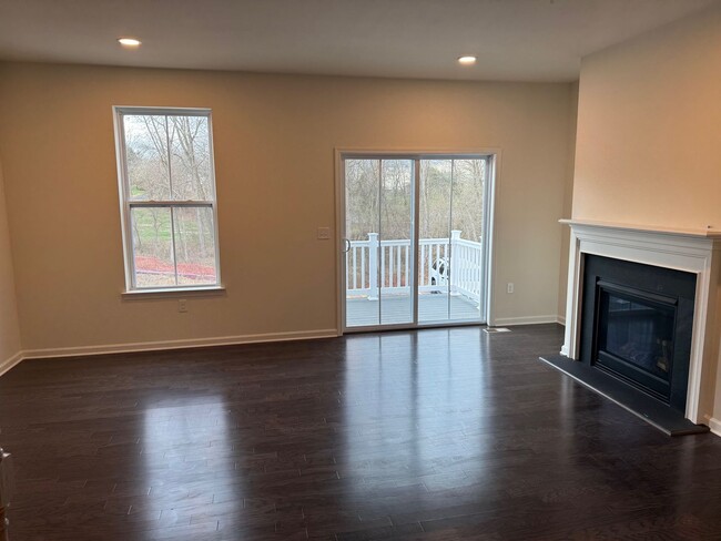 Building Photo - New Harleysville 3 Bedroom End unit Townho...