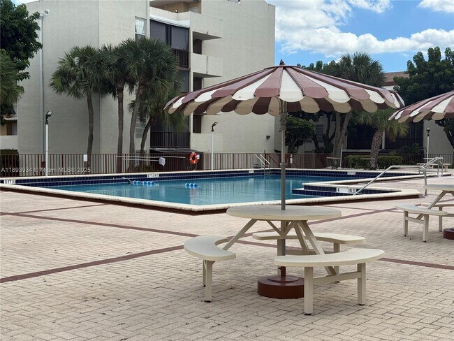 Building Photo - 8860 Fontainebleau Blvd