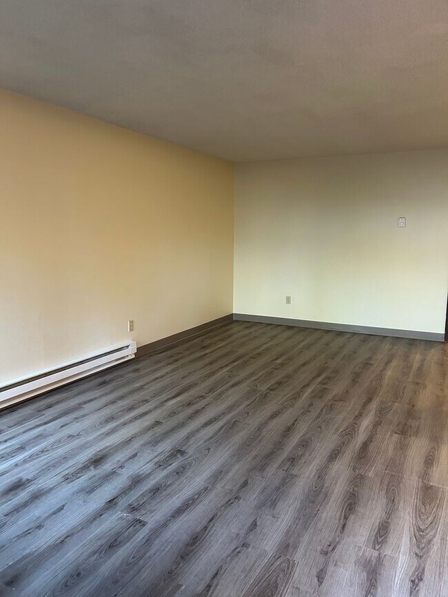 Building Photo - (946) 2780-B - Beautiful Updated 2-bedroom/1-bath