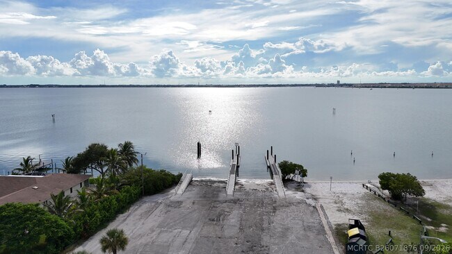 Building Photo - 1811 Melaleuca Dr