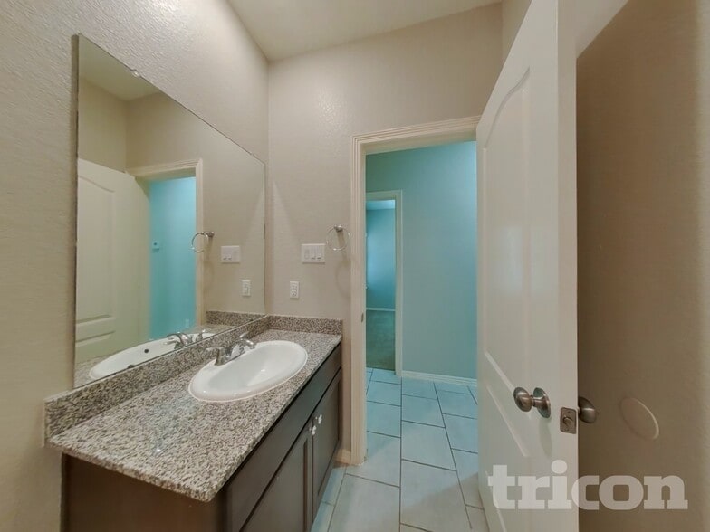 Building Photo - 20010 Northpark Oak Ln