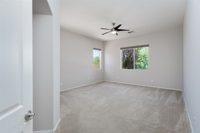 Building Photo - 4077 N Aberdeen Ave
