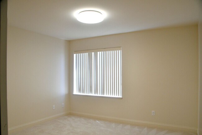 Building Photo - Remodeled 4BR/3BA Home Near Glen Park BART