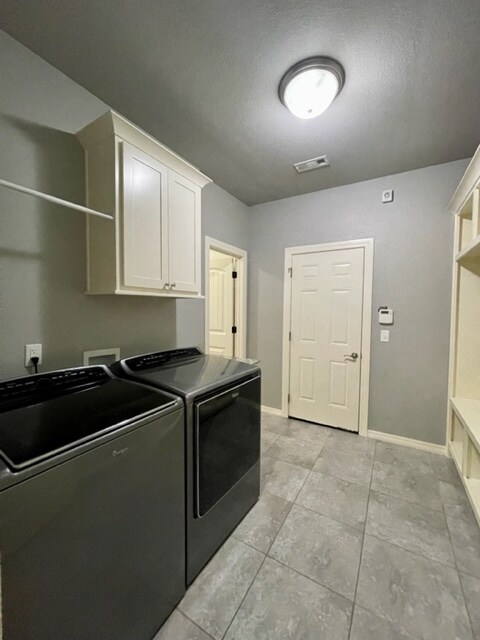 Building Photo - 2903 SW Briar Creek Ave