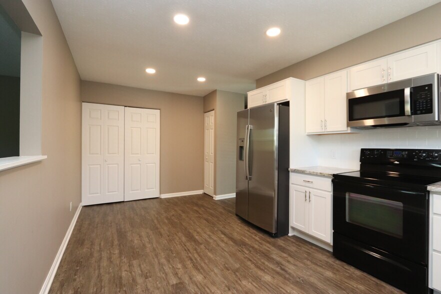 Building Photo - 6810 Village Green Blvd