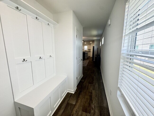 Building Photo - Brand new townhome - Perfect for students or families