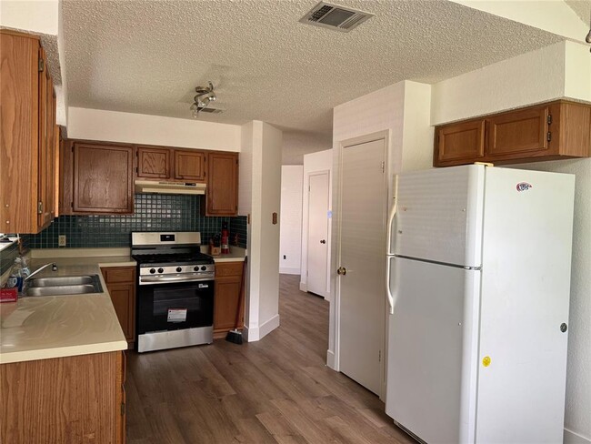 Building Photo - 709 Shade Tree Dr
