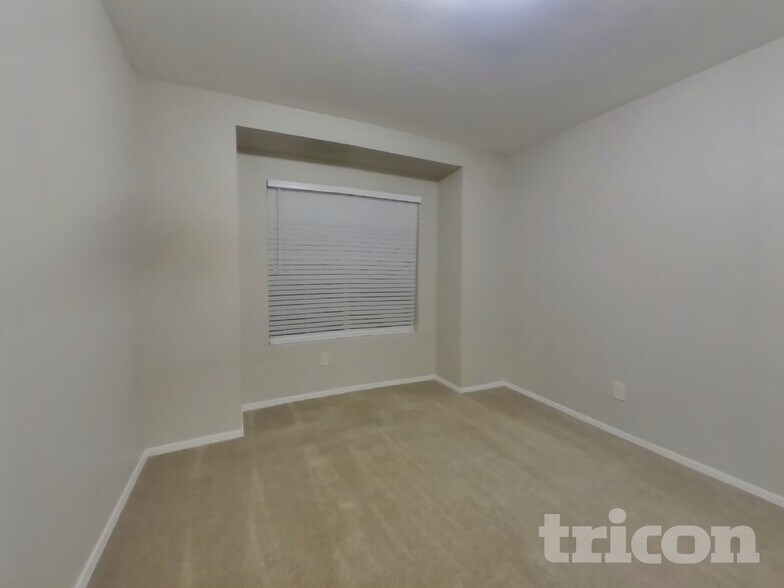 Building Photo - 8621 W Willow Ave