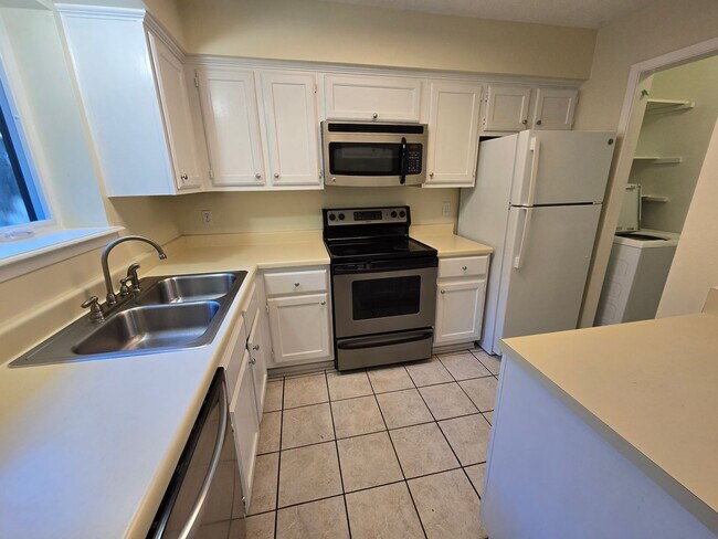 Building Photo - College Station -2 bedroom/ 2.5 bath - 2 story condo -Complex has a Pool.