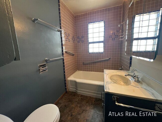 Building Photo - 2730 N Martin Ave