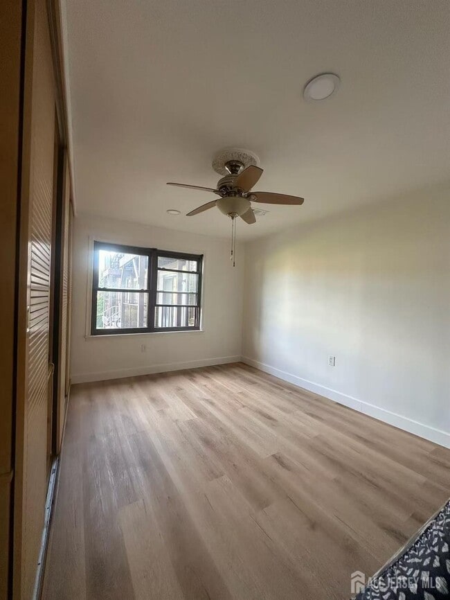 Building Photo - 405 N Oaks Blvd