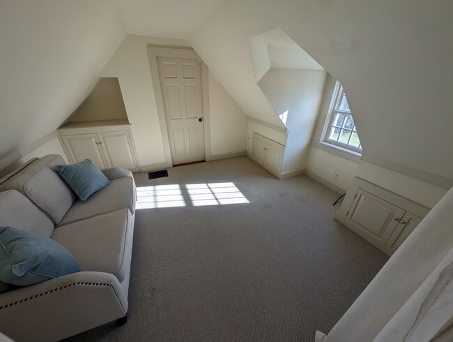 Building Photo - Beautiful 2 Bedroom House