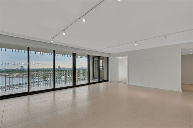 Building Photo - 3 Grove Isle Dr