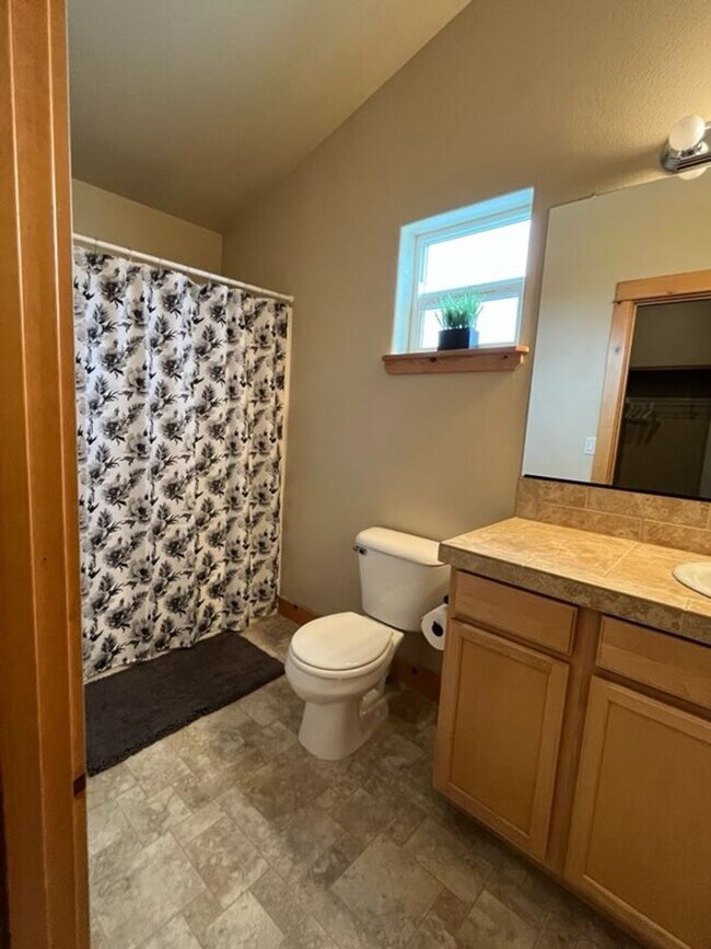 Building Photo - Charming 3 Bed + Loft Row Home in Quiet Neighborhood | 2.5 Baths | 2-Car Garage