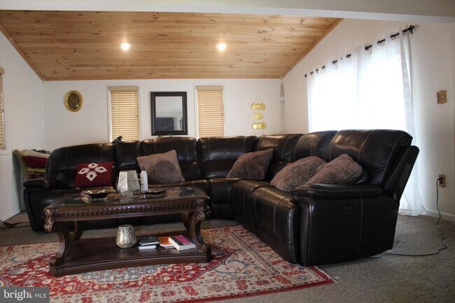 Building Photo - 219 Meadow Dr