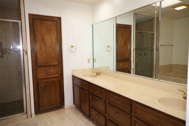 Building Photo - 9948 Twin Shores Dr