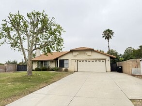 Building Photo - 560 S Quince Ave
