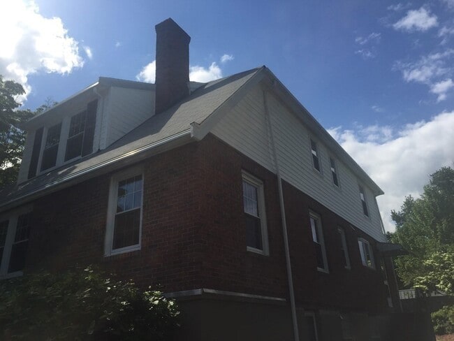 Building Photo - 352 School St