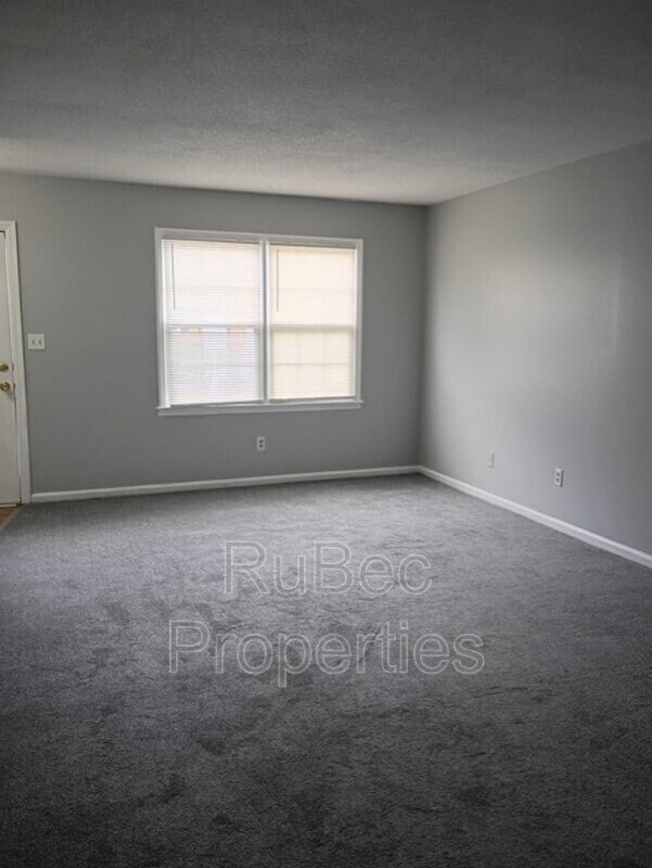 Building Photo - 913 Nottingham Dr