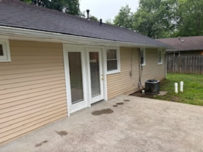 Building Photo - Cute 3 Bedroom, 1.5 Bathroom Home