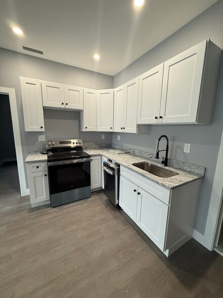 Building Photo - 116 Main St