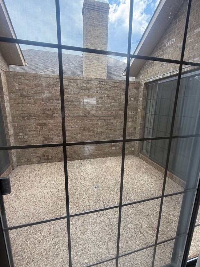 Building Photo - Garden Home