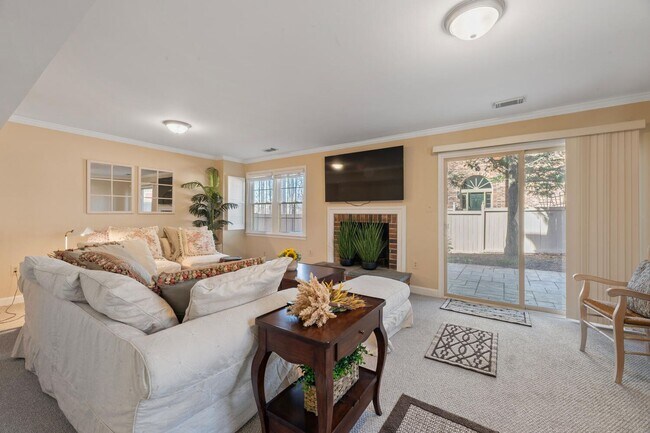 Building Photo - 4 Bedroom, 3.5 Bath Furnished Townhouse Available